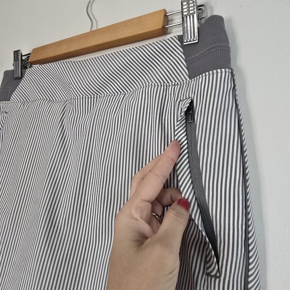 Athleta Brooklyn Mid rise skort in white Grey stripes Athleasure Summer Sport - Picture 6 of 11